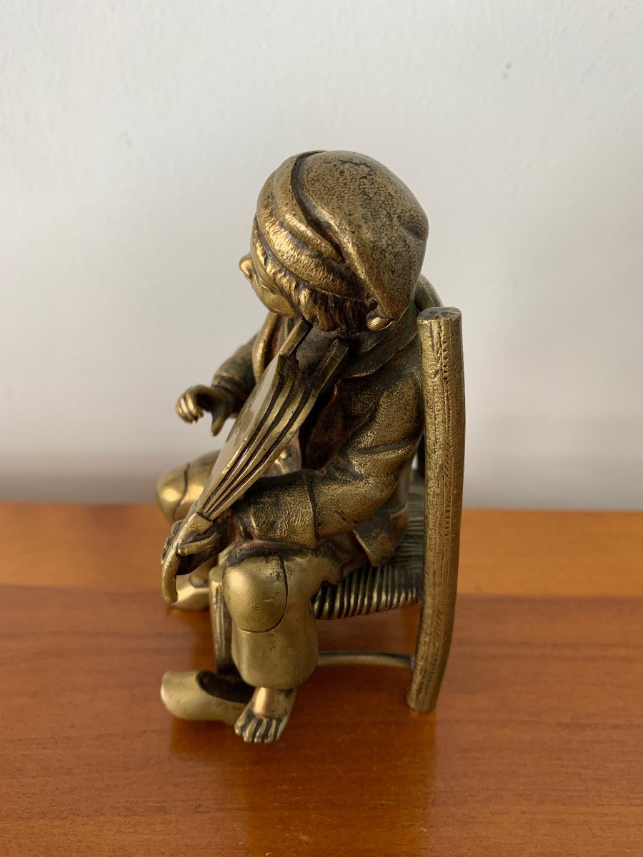 Bronze Newsboy Playing The Violin With A Bellows-photo-2