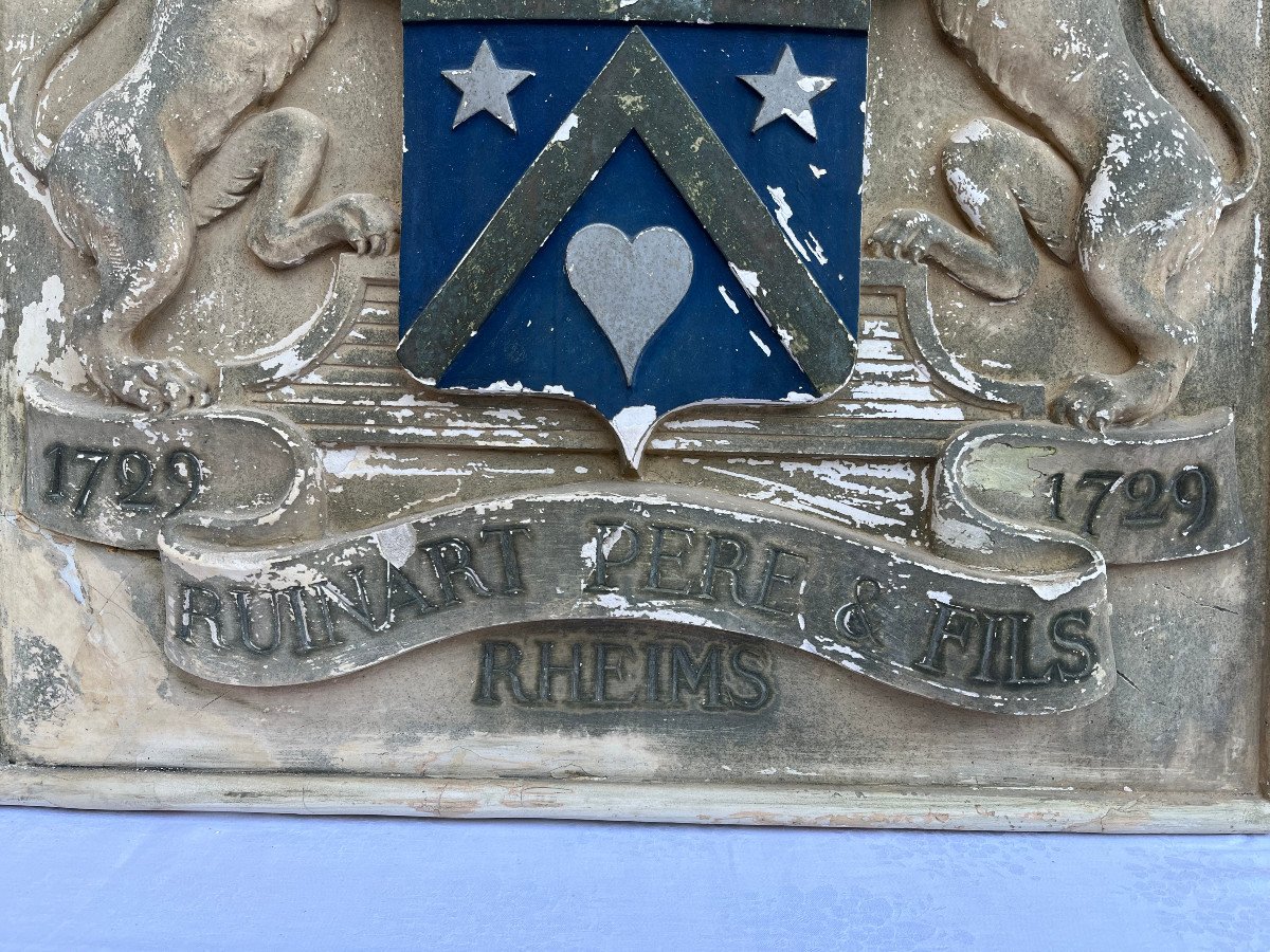 Plaque en plâtre représentant le blason de la famille Ruinart de Brimont-photo-1