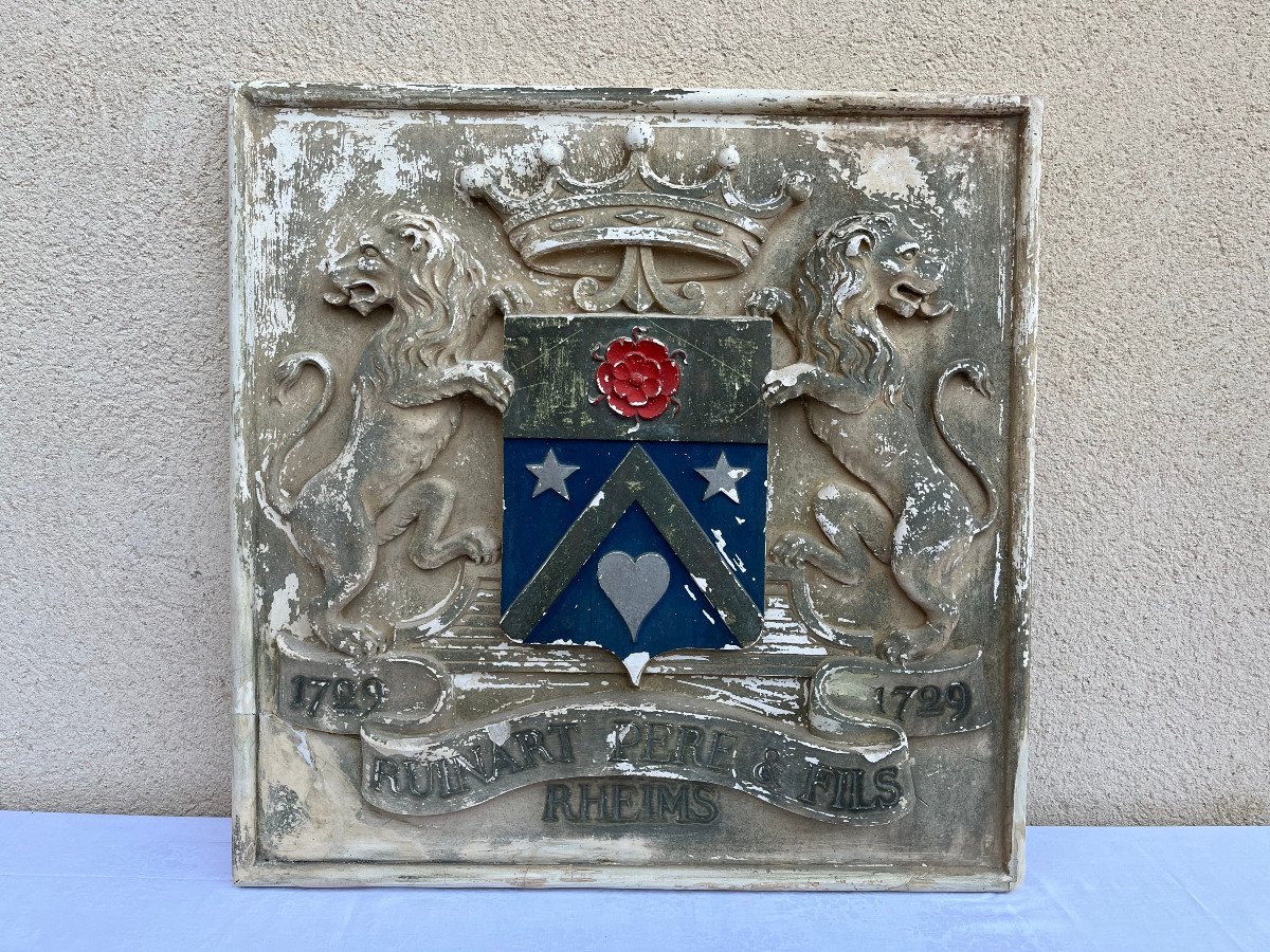 Plaque en plâtre représentant le blason de la famille Ruinart de Brimont