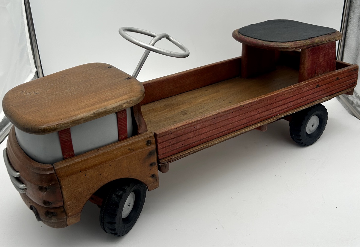Jouet porteur / camion  en bois pour enfant 