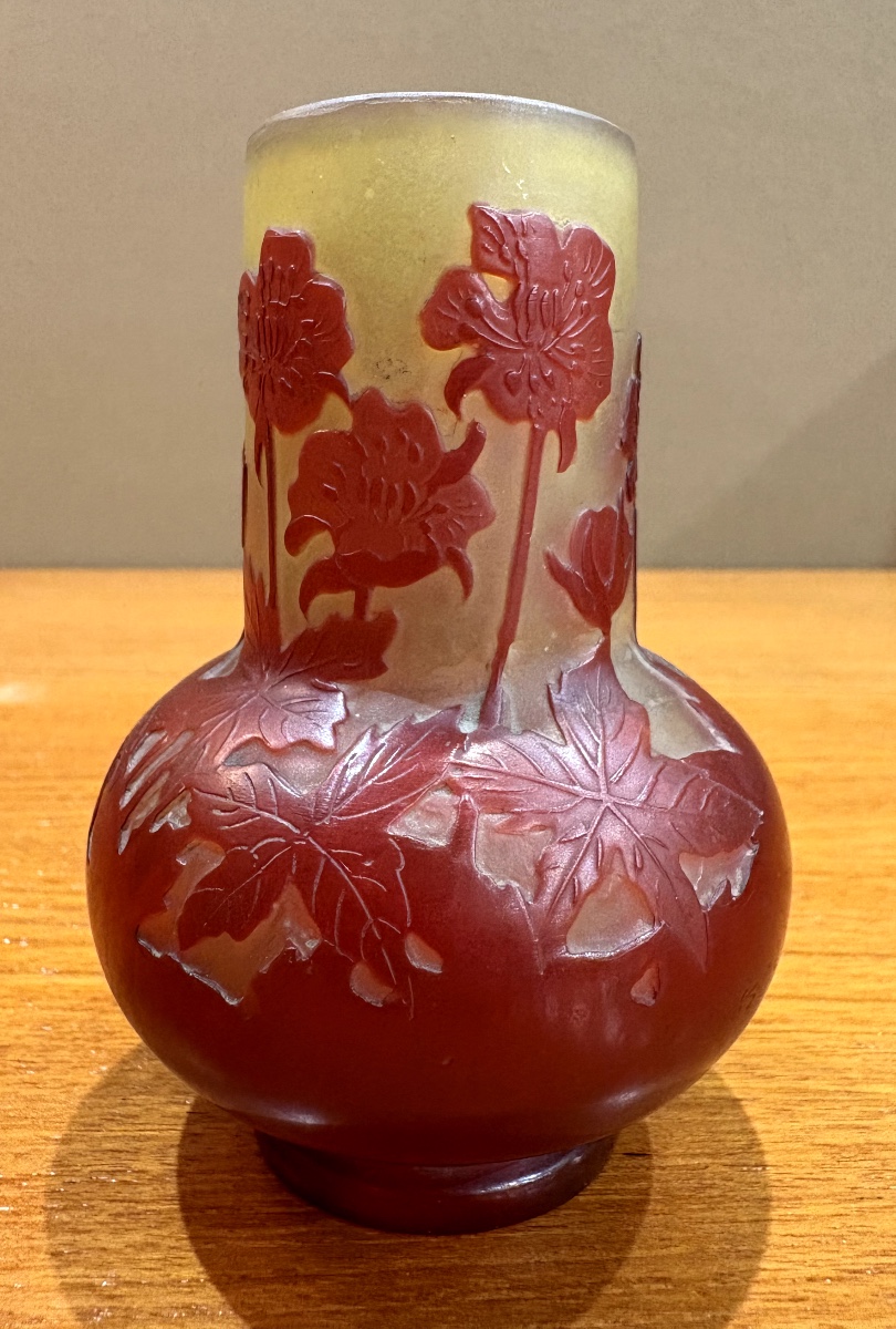 Vase Art Nouveau en verre multicouche à décor floral - Gallé