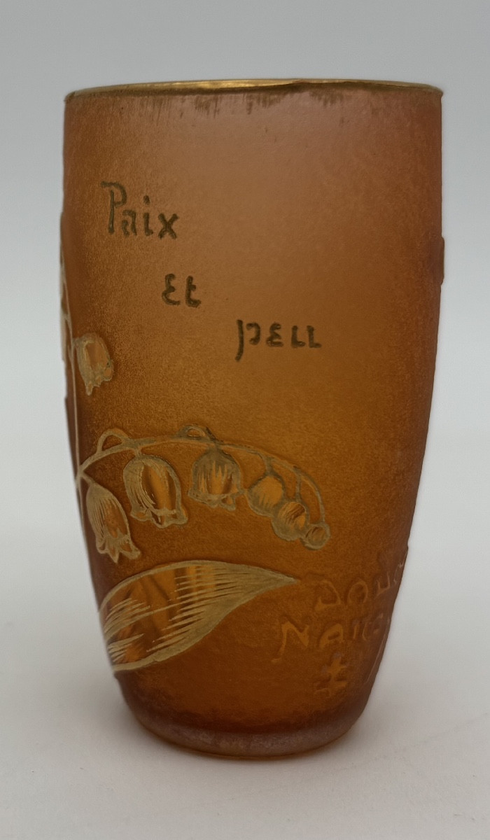 Vase gobelet parlant à décor de muguet Daum