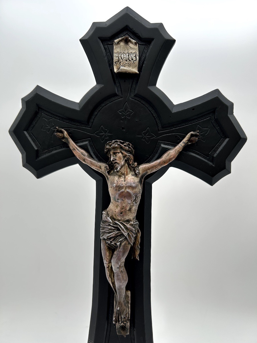 Crucifix Napoléon III en métal sur croix en bois noirci-photo-1