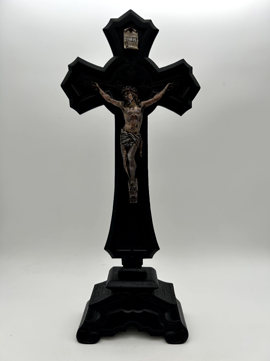 Crucifix Napoléon III en métal sur croix en bois noirci