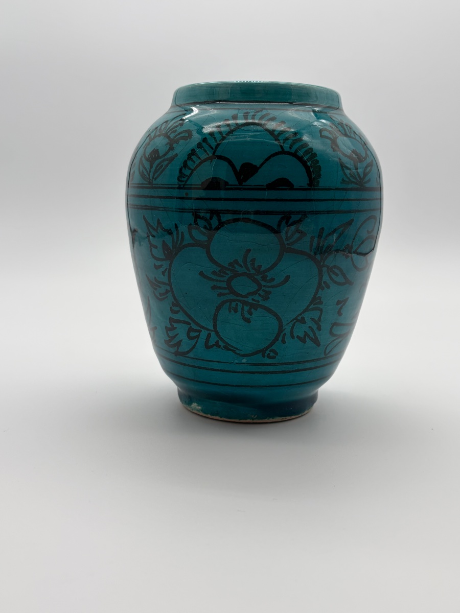 Vase en faïence émaillée turquoise, dans le goût des céramiques Perses