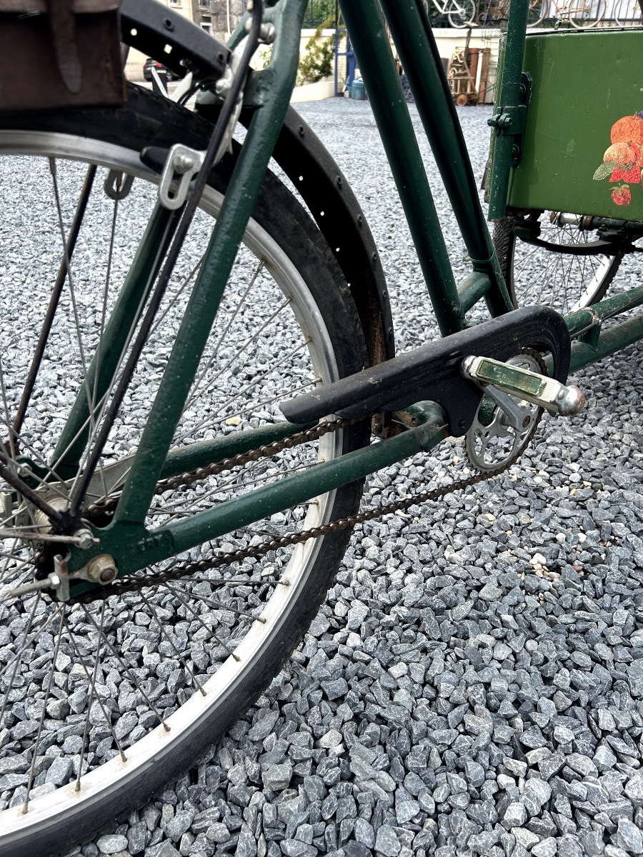 Triporteur des années 1920 de la marque JUERY / Ancien vélo utilitaire de marchand ambulant-photo-1
