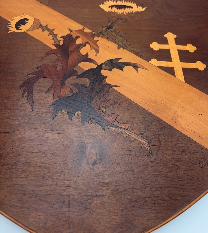 ÉMILE GALLÉ – Tableau en forme de blason en marqueterie, Croix de Lorraine et chardon-photo-3