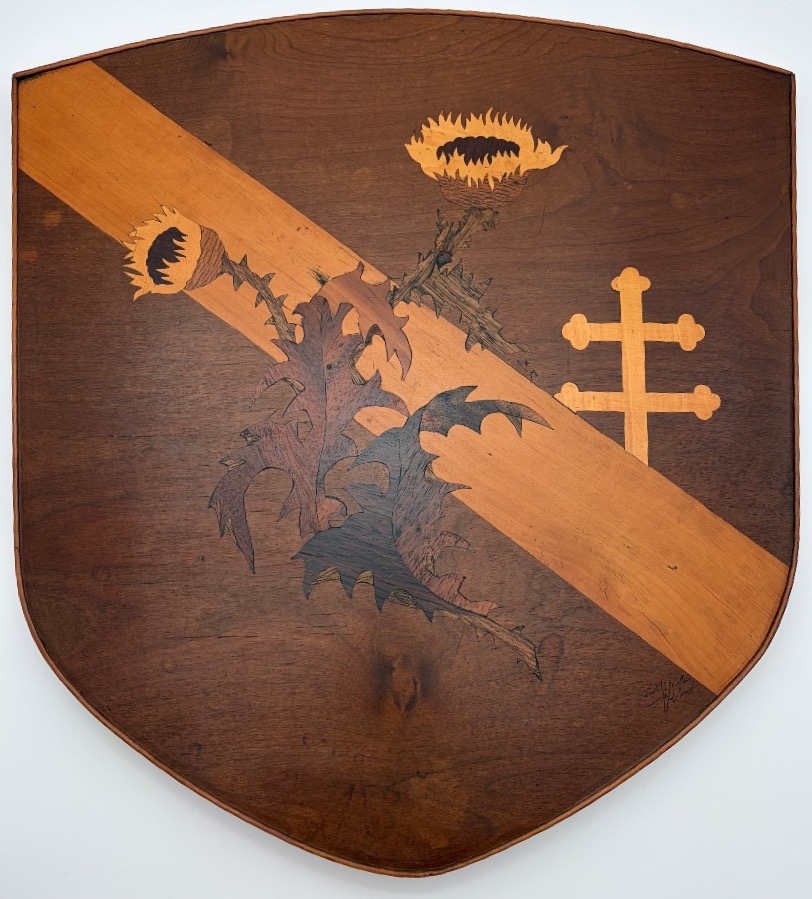 ÉMILE GALLÉ – Tableau en forme de blason en marqueterie, Croix de Lorraine et chardon