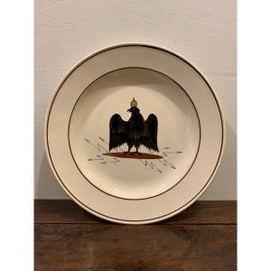 Assiette en faïence à l’Aigle noir couronné sur bâton de foudre, XIXème