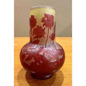 Vase Art Nouveau en verre multicouche à décor floral - Gallé