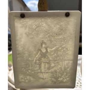 Lithophanie en porcelaine - Jeune femme dans un jardin - XIXème siècle