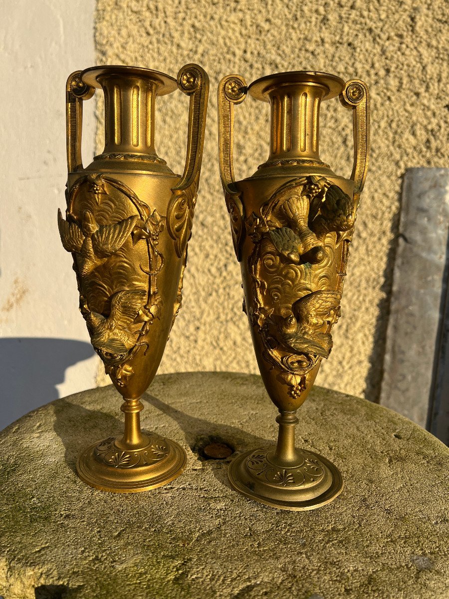 Paire De Vases Forme  Amphore En Bronze, Décor Aux Oiseaux