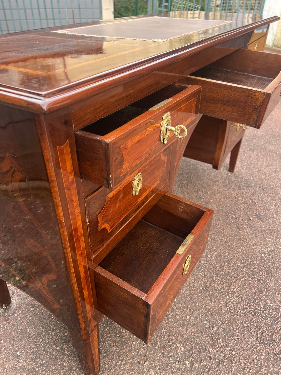 Bureau plat en acajou et bois de rose,  marqueté, modèle d'appui, fin XVIII Siècle-photo-7