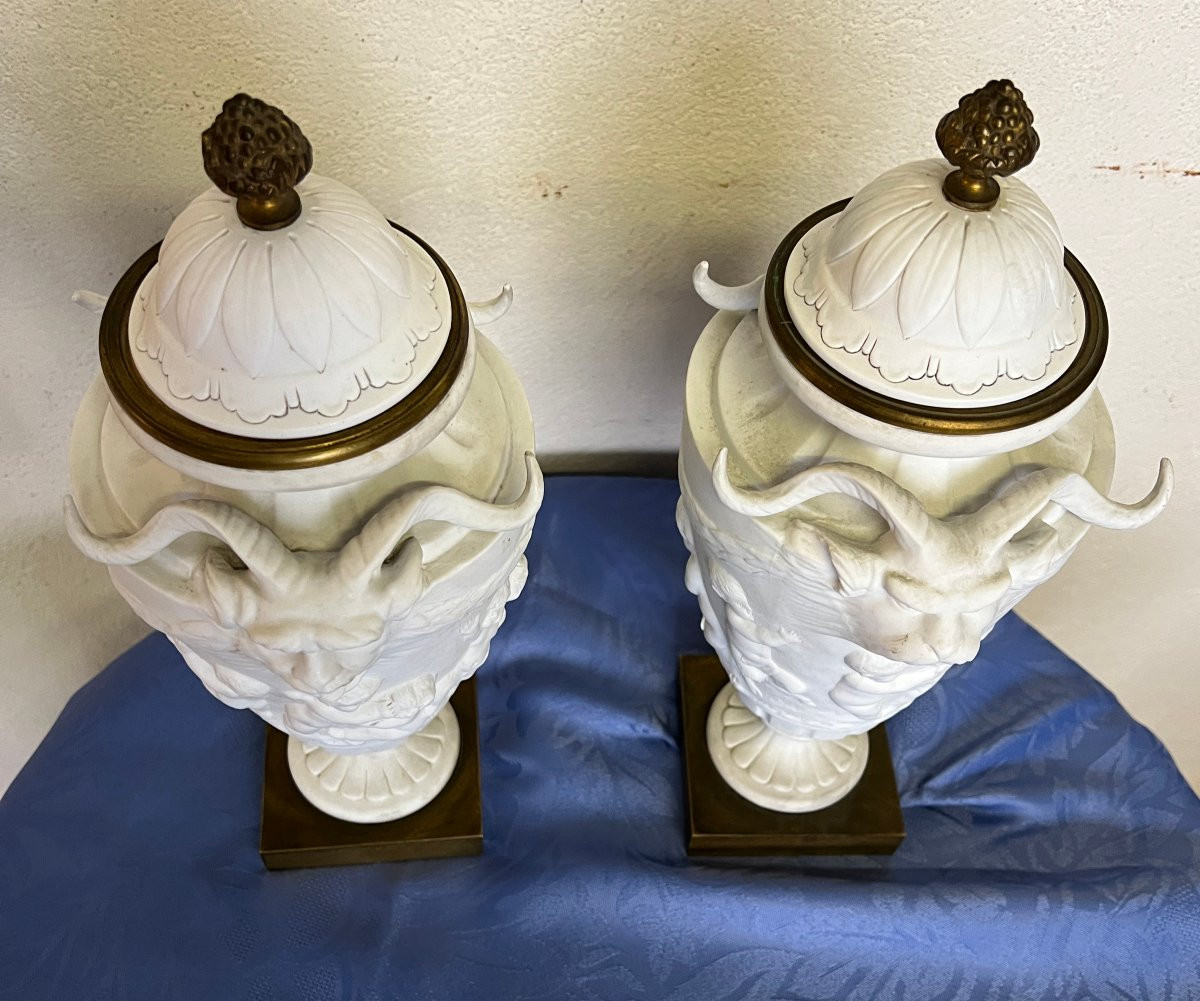 Paire  d'urnes en biscuit, bacchanales d'après Clodion, porcelaine Samson-photo-2