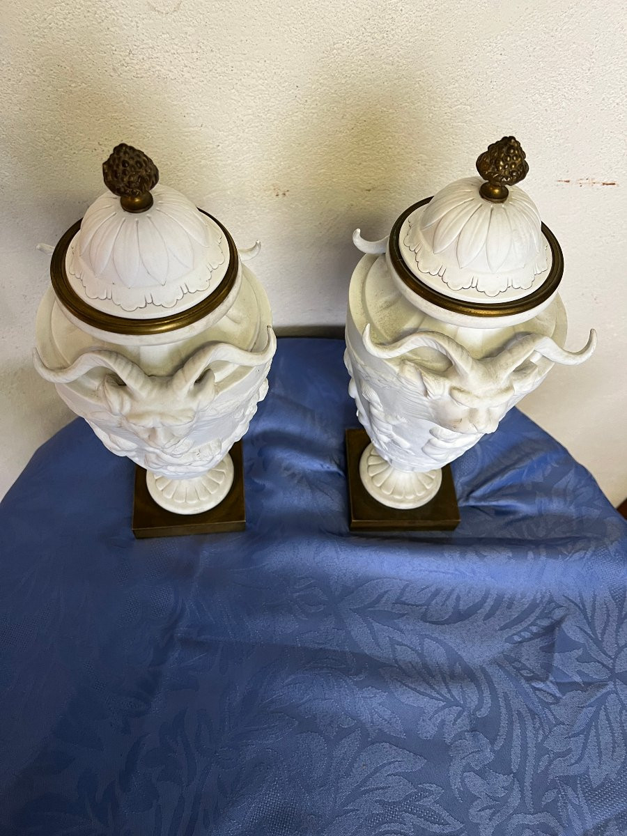Paire  d'urnes en biscuit, bacchanales d'après Clodion, porcelaine Samson-photo-1