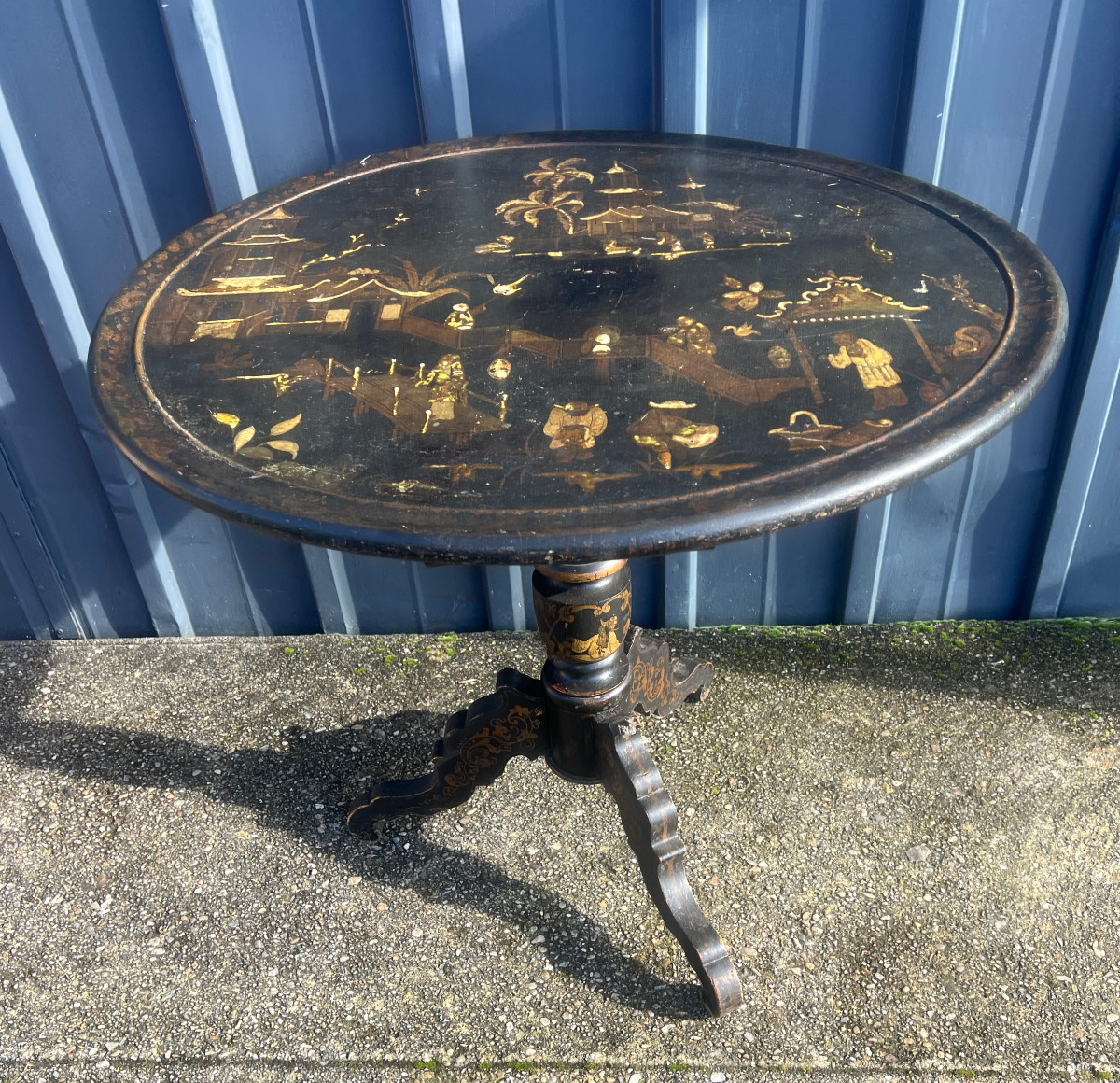 Guéridon ,bois noirci, décor au chinois