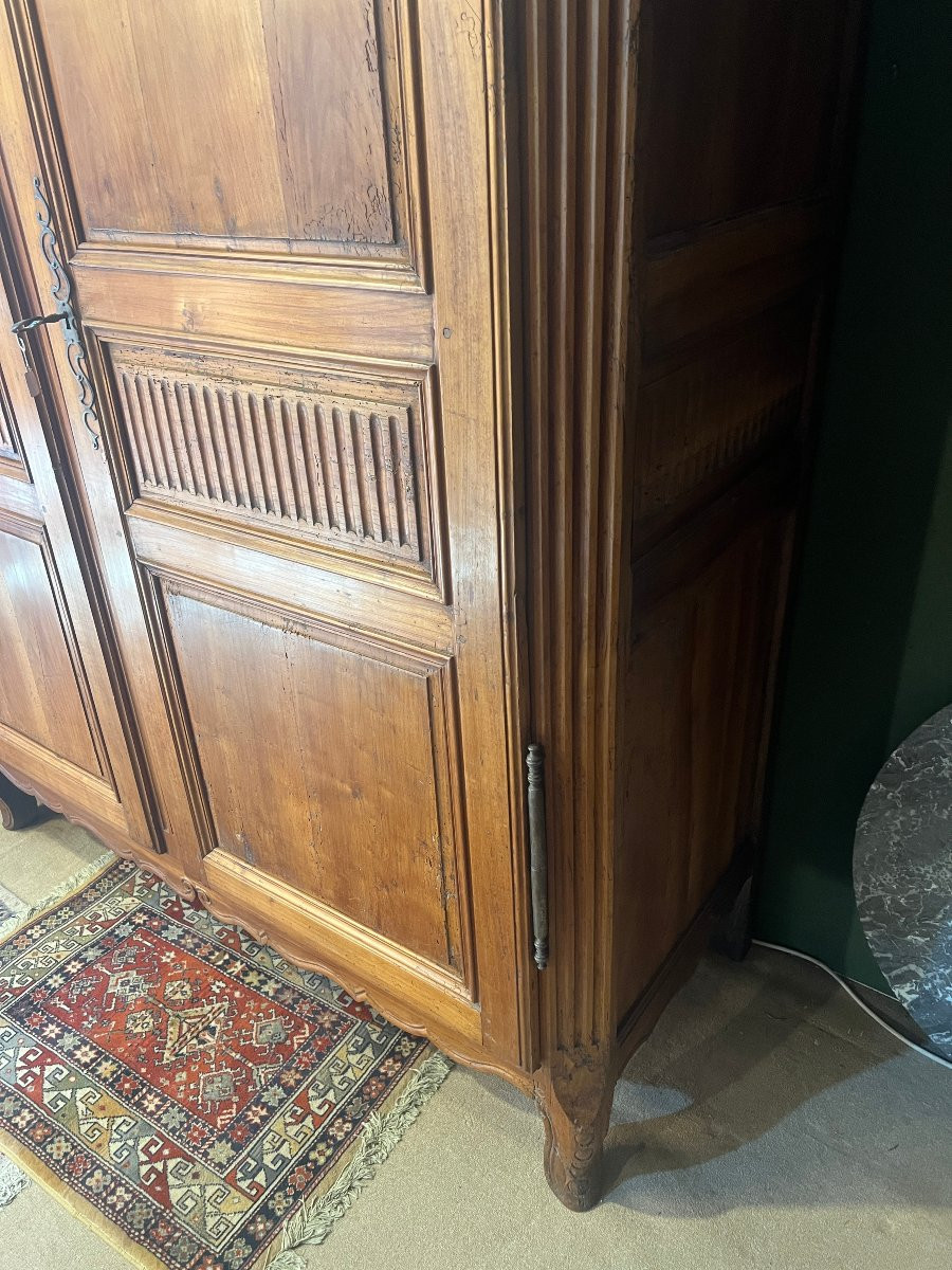 Transitional Style Cherry Wood Linen Wardrobe, 19th Century-photo-4