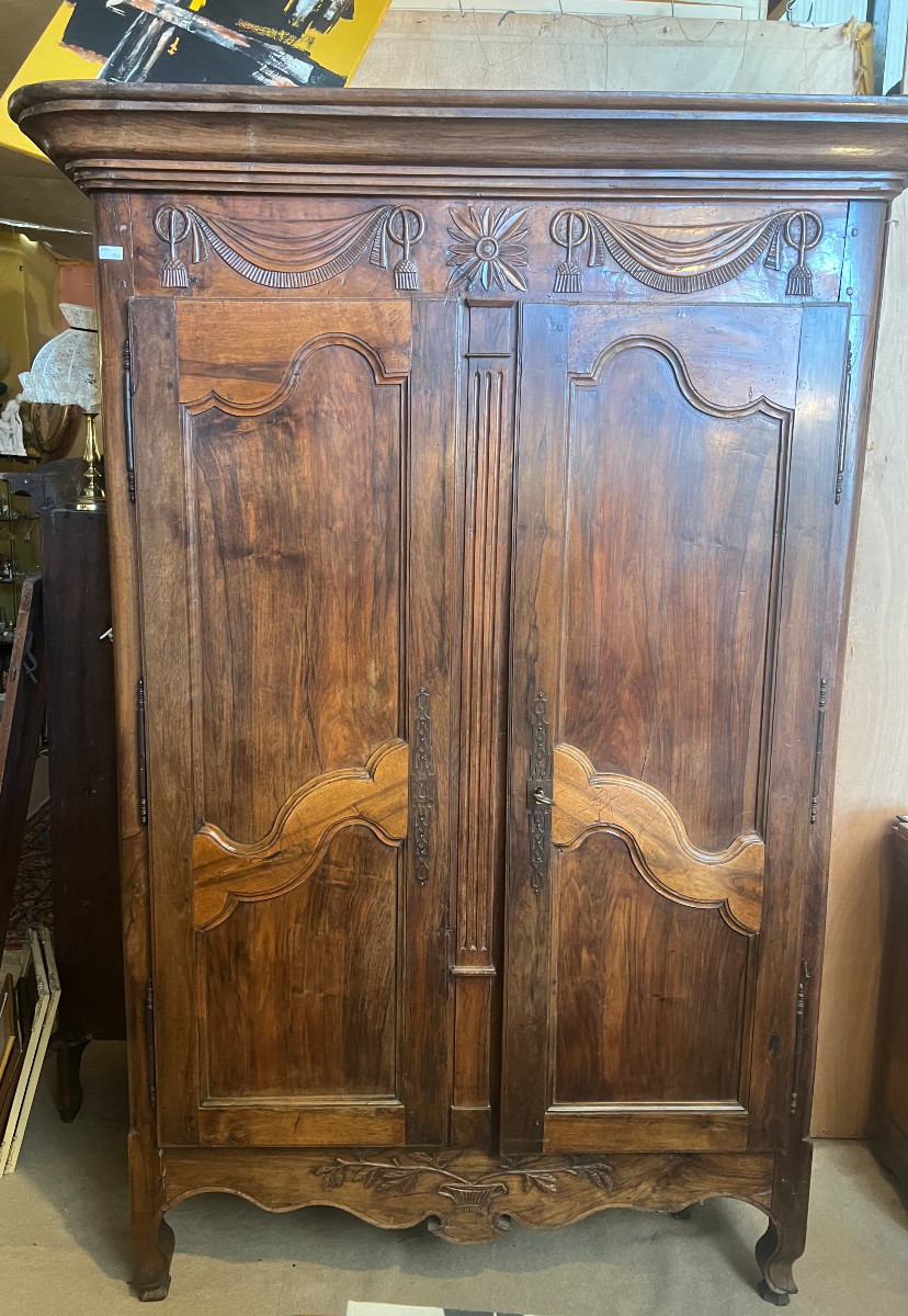 Armoire lingère à deux portes de Style Louis XV en noyer