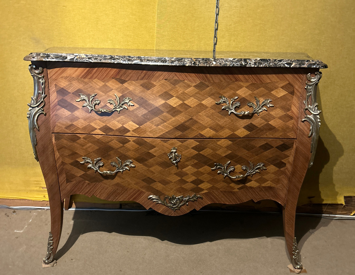 Commode de Style louis XV marquetée deux tiroirs, dessus de marbre, XX Siècle -