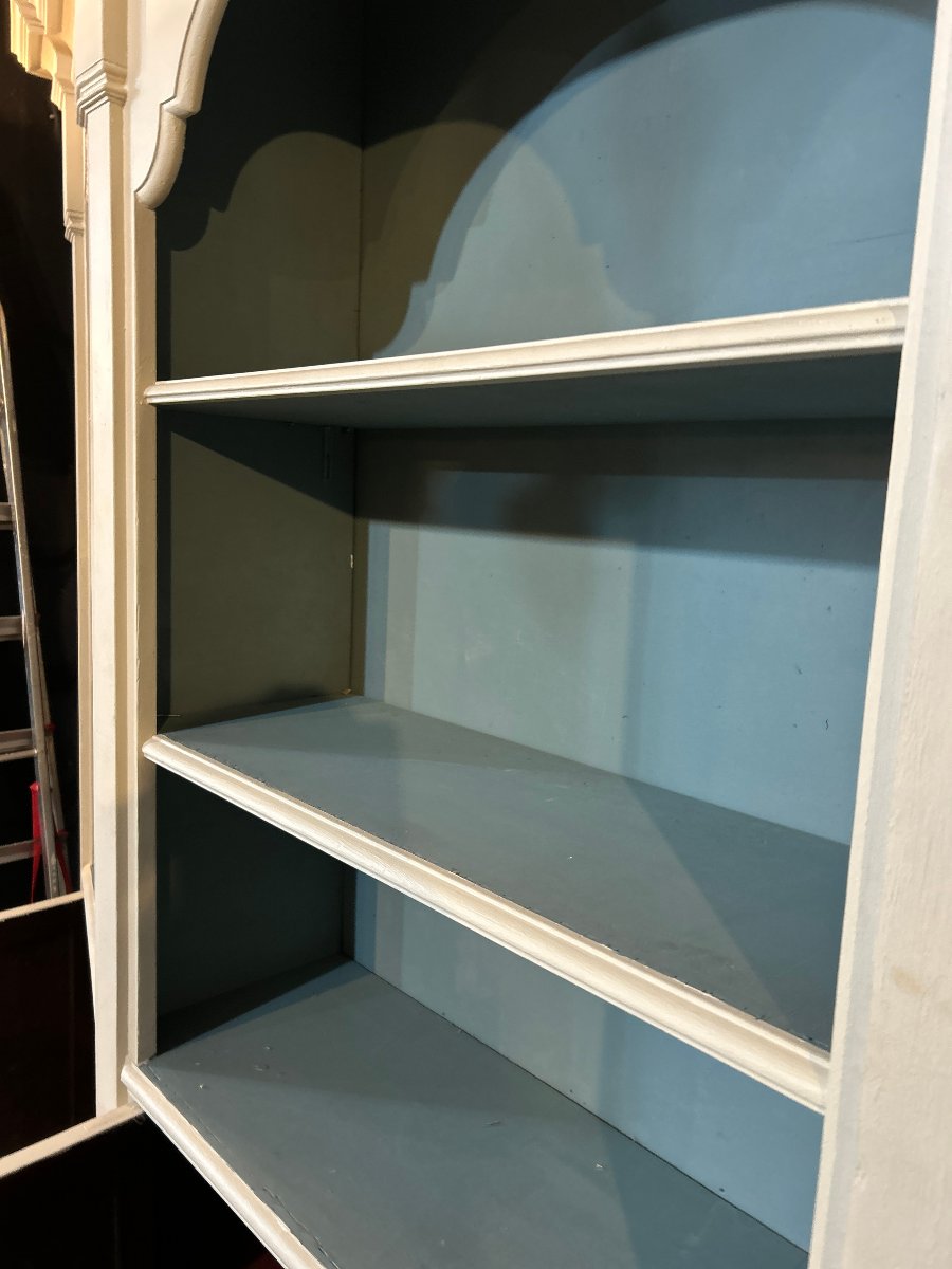 Woodwork With Shelves And Leaves-photo-6