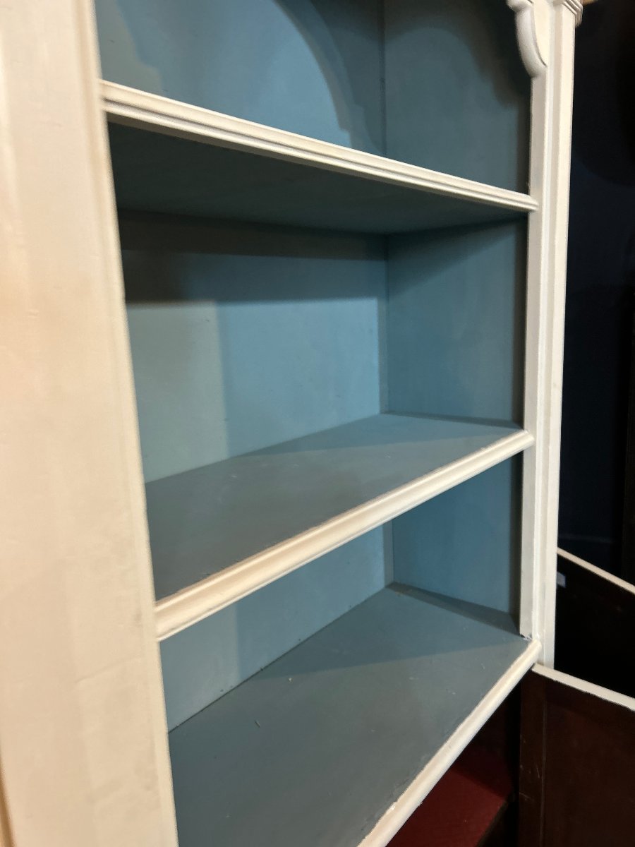Woodwork With Shelves And Leaves-photo-7