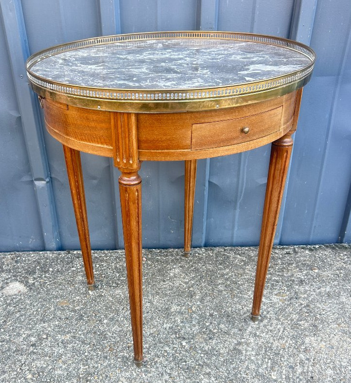 Table bouillotte en acajou, dessus de marbre gris style Louis XVI