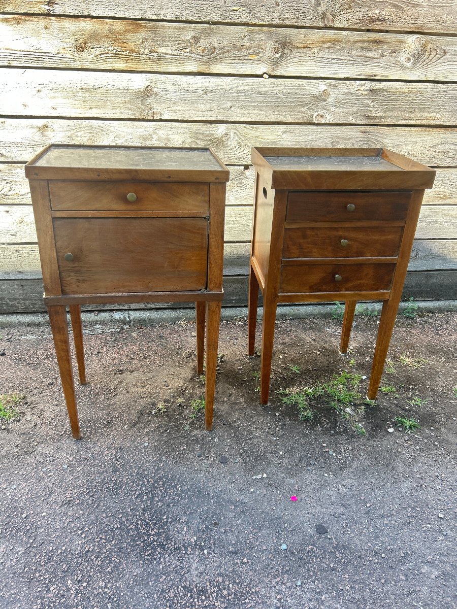 Deux tables de chevet en noyer massif, dessus e marbre gris, Epoque Restauration