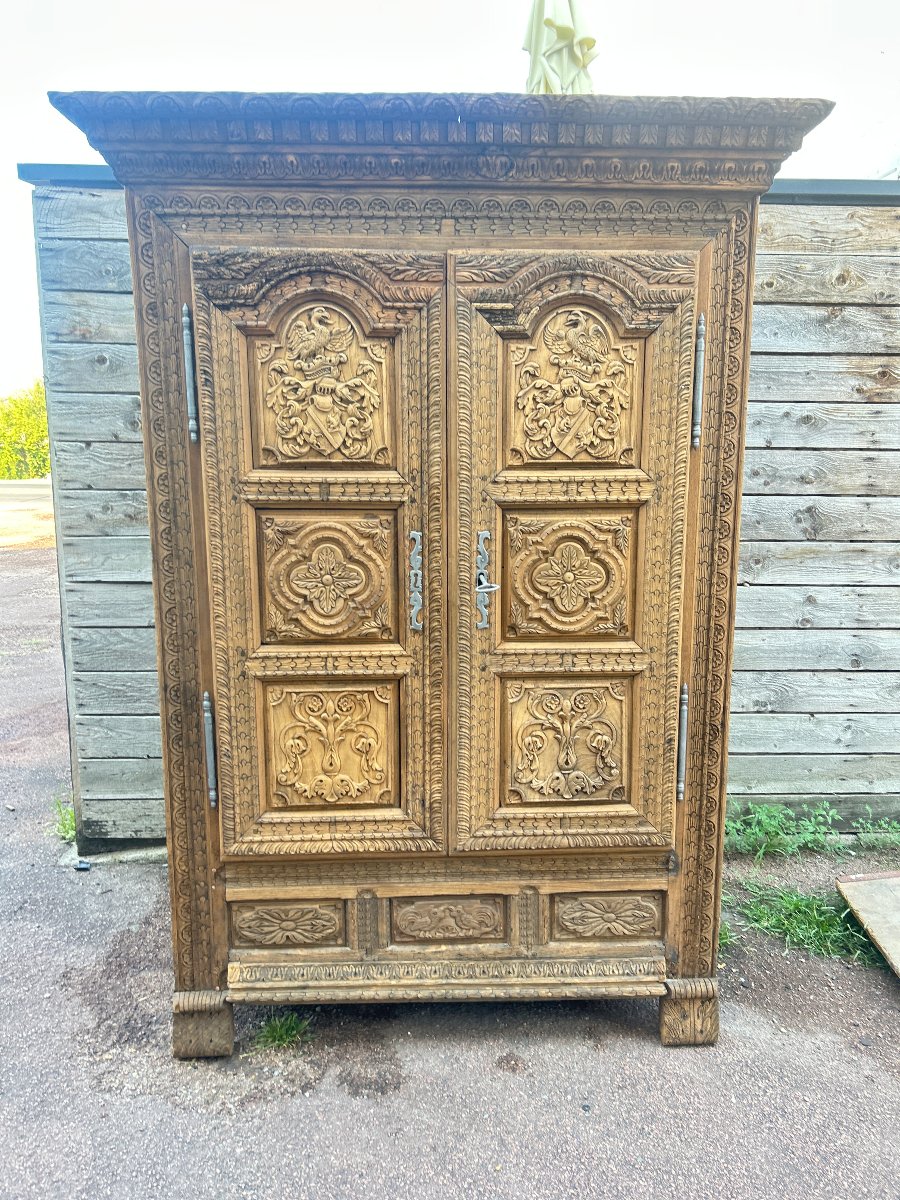 Armoire deux portes Style Louis XIV décapée