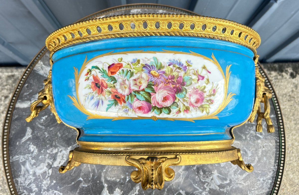 Coupe ovale en porcelaine décor scène galante et fleurs fond bleu céleste, monture bronze doré.-photo-2