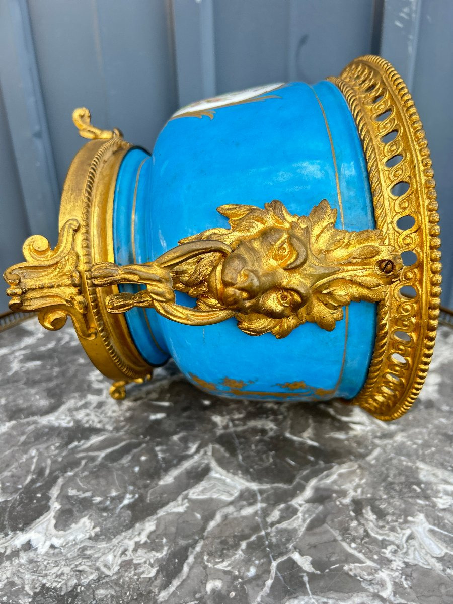 Coupe ovale en porcelaine décor scène galante et fleurs fond bleu céleste, monture bronze doré.-photo-3