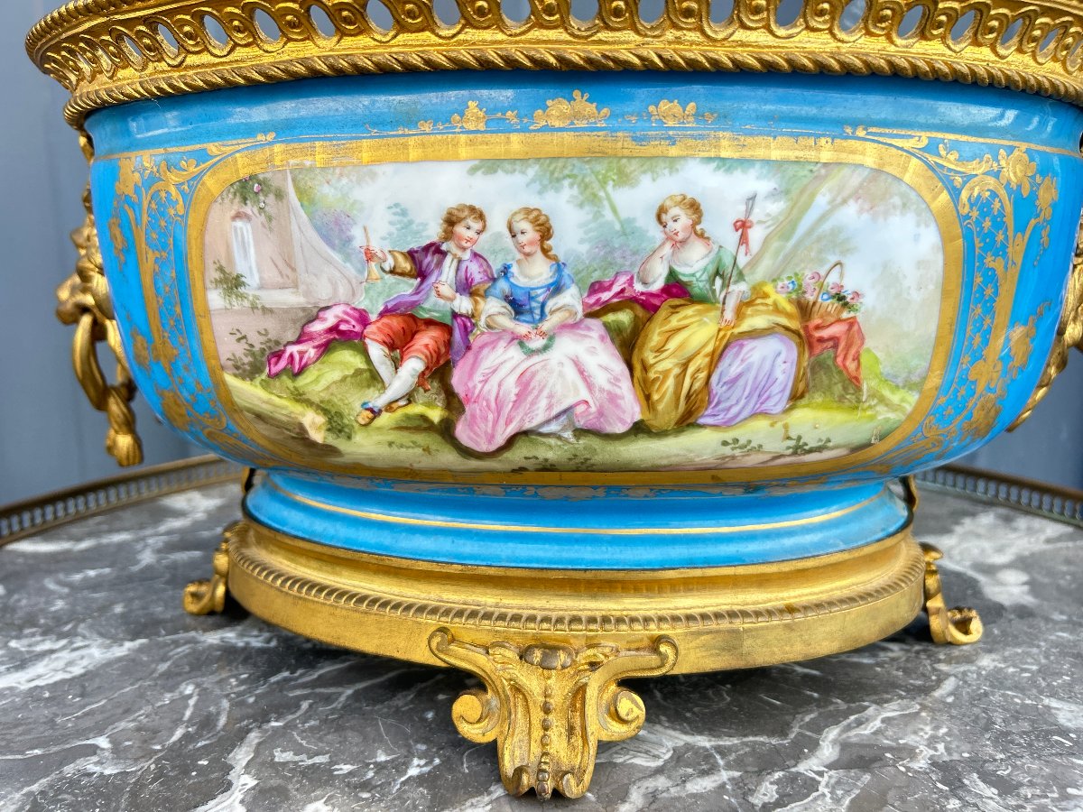 Coupe ovale en porcelaine décor scène galante et fleurs fond bleu céleste, monture bronze doré.-photo-4