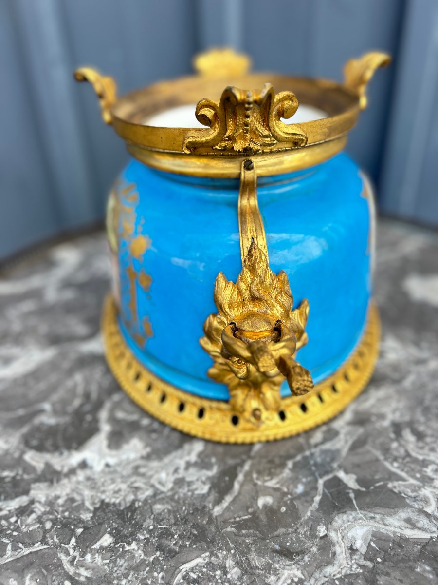 Coupe ovale en porcelaine décor scène galante et fleurs fond bleu céleste, monture bronze doré.-photo-1