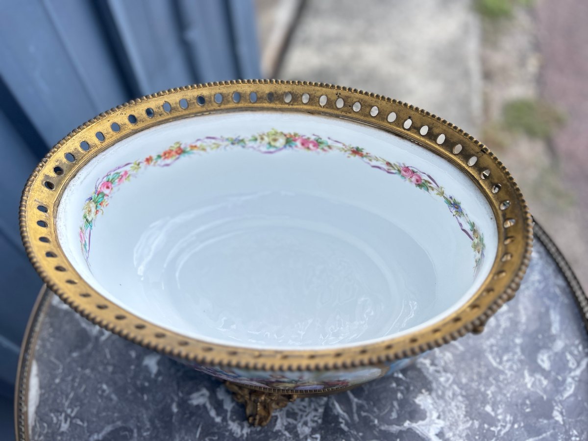 Coupe ovale en porcelaine décor scène galante et fleurs fond bleu céleste, monture bronze doré.-photo-6