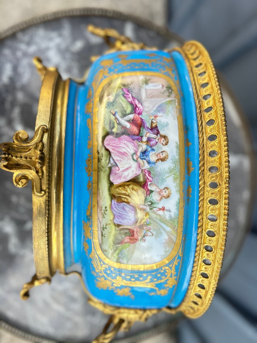 Coupe ovale en porcelaine décor scène galante et fleurs fond bleu céleste, monture bronze doré.-photo-7