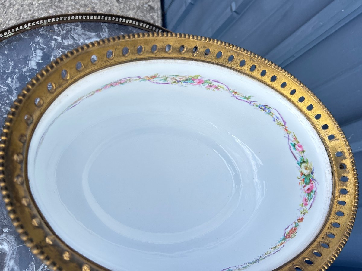 Coupe ovale en porcelaine décor scène galante et fleurs fond bleu céleste, monture bronze doré.-photo-8