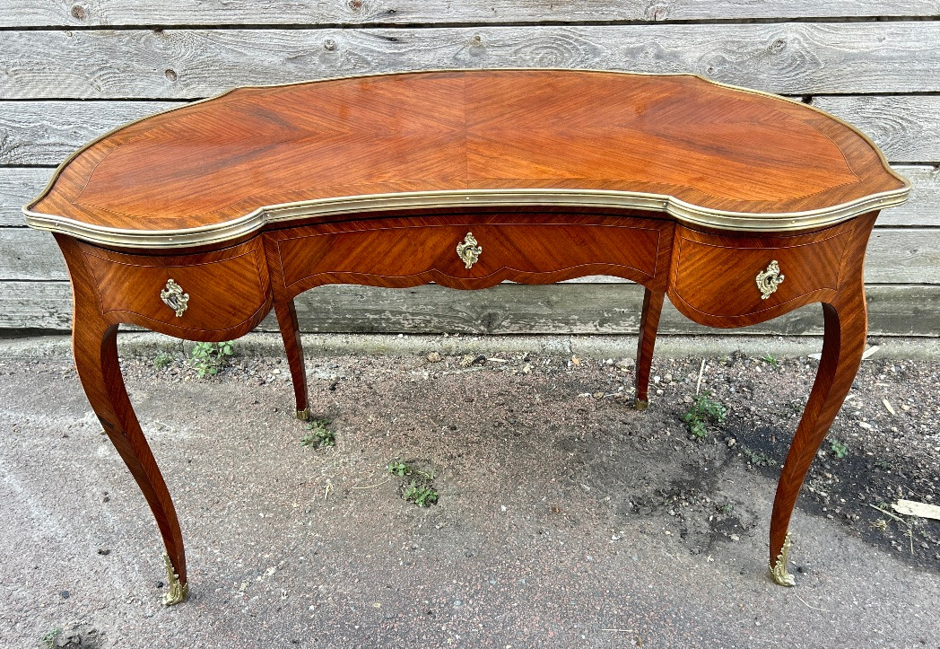  Bureau plat marqueté forme rognon style Louis XV