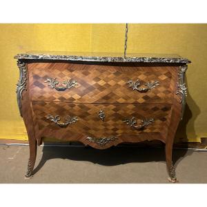 Commode de Style louis XV marquetée deux tiroirs, dessus de marbre, XX Siècle -