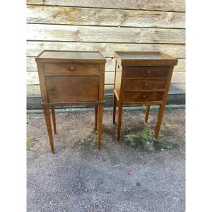 Deux tables de chevet en noyer massif, dessus e marbre gris, Epoque Restauration
