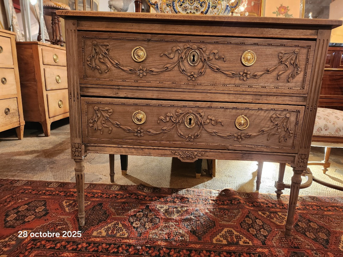 COMMODE SAUTEUSE LOUIS XVI  EN NOYER DECAPEE EPOQUE 19 EME 