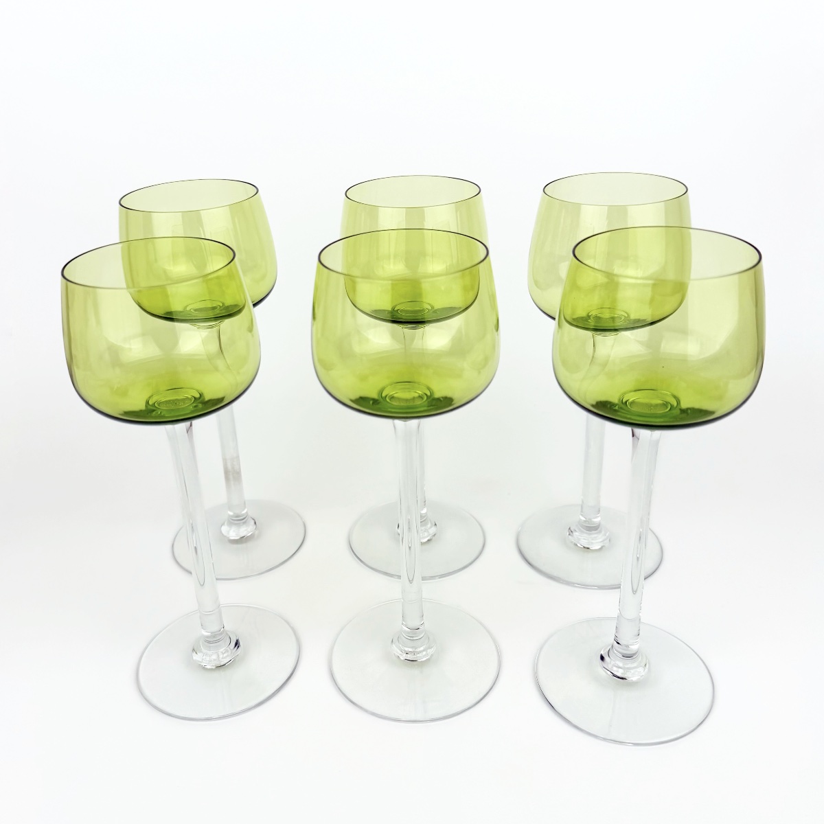 Baccarat – Suite de 6 verres à vin du Rhin (Roemer) en cristal vert olive – Signés