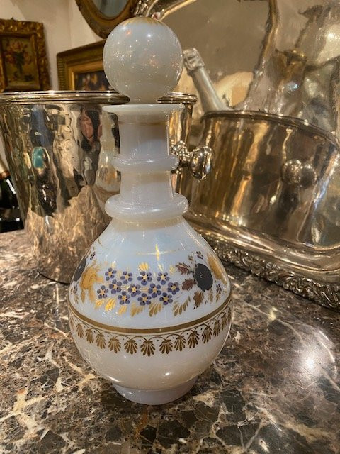 Carafe en Opaline Blanche – Décor Doré Floral – Époque Restauration Vers 1820-photo-1