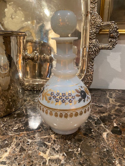 Carafe en Opaline Blanche – Décor Doré Floral – Époque Restauration Vers 1820