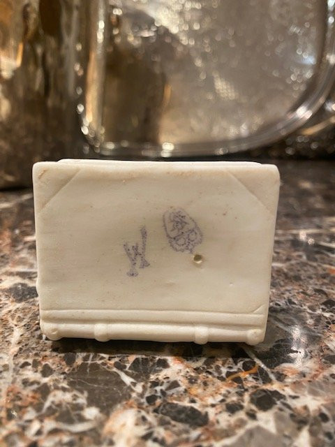 Biscuit Müller – Little Girl Sitting On A Book – Polychrome Porcelain – Circa 1900-photo-3