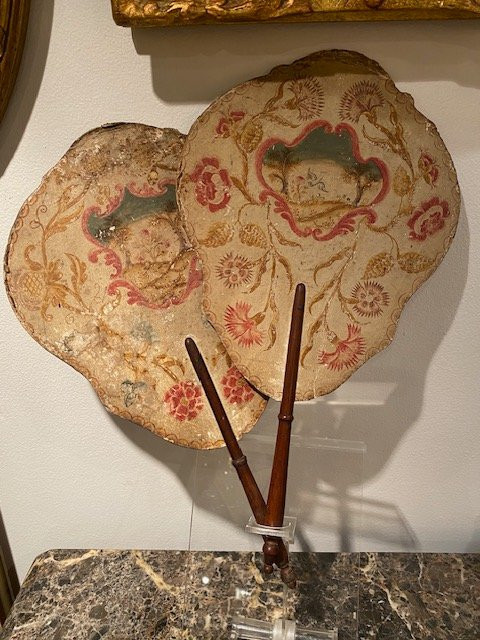 Élégante paire d’écrans à main – Époque Louis XVI, décor peint-photo-3