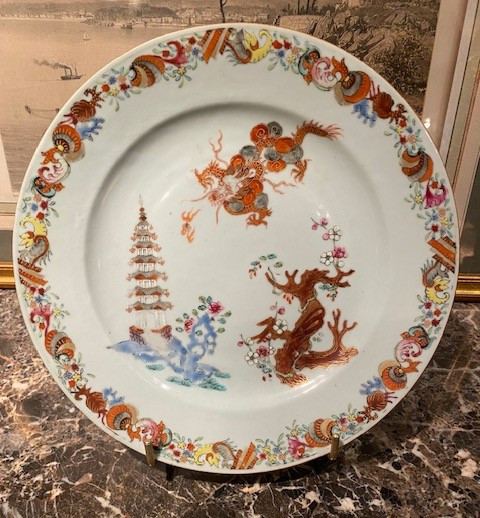 Famille Rose Porcelain Plate XVIIIᵉ - Compagnie Des Indes, Dragon And Pagoda