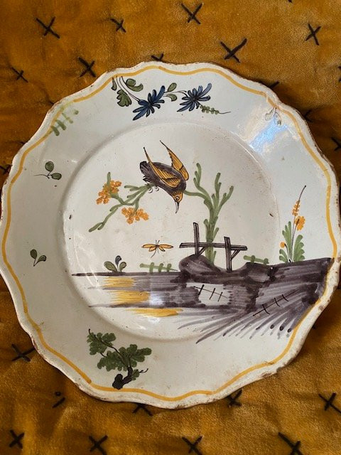 Assiette en faïence de La Rochelle XVIIIᵉ – décor oiseau, libellule et branche fleurie-photo-1