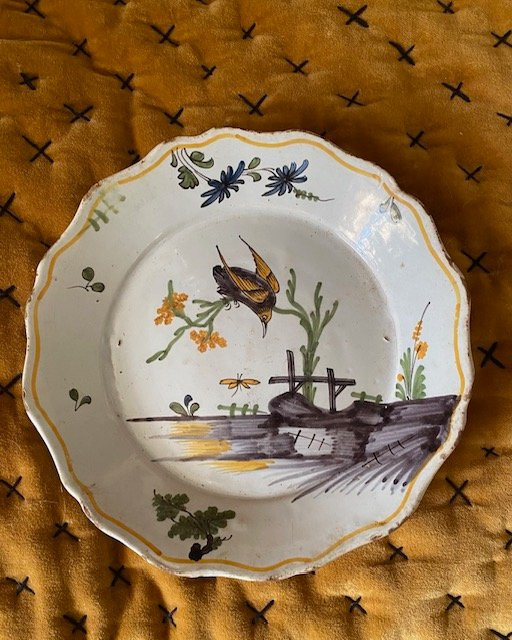Assiette en faïence de La Rochelle XVIIIᵉ – décor oiseau, libellule et branche fleurie-photo-2