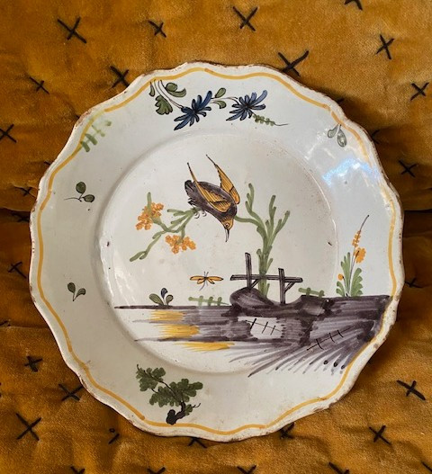 Assiette en faïence de La Rochelle XVIIIᵉ – décor oiseau, libellule et branche fleurie