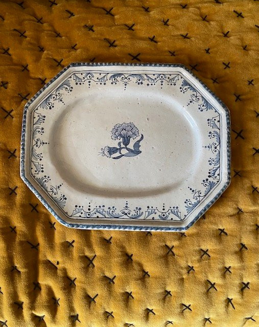 Plat en faïence de Rouen XVIIIᵉ – décor à l’œillet en camaïeu bleu-photo-2