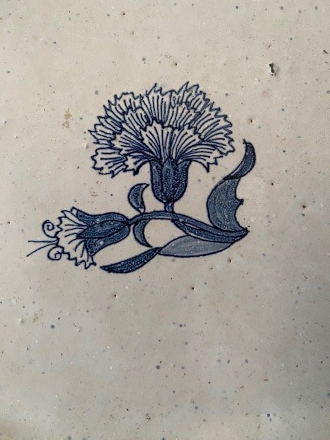 Plat en faïence de Rouen XVIIIᵉ – décor à l’œillet en camaïeu bleu-photo-3